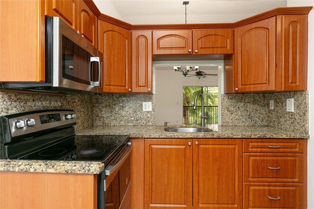 717 Gardens Dr 201, Pompano Beach, FL 33069