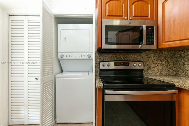 717 Gardens Dr 201, Pompano Beach, FL 33069