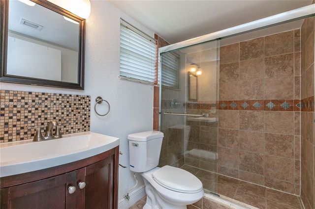 717 Gardens Dr 201, Pompano Beach, FL 33069