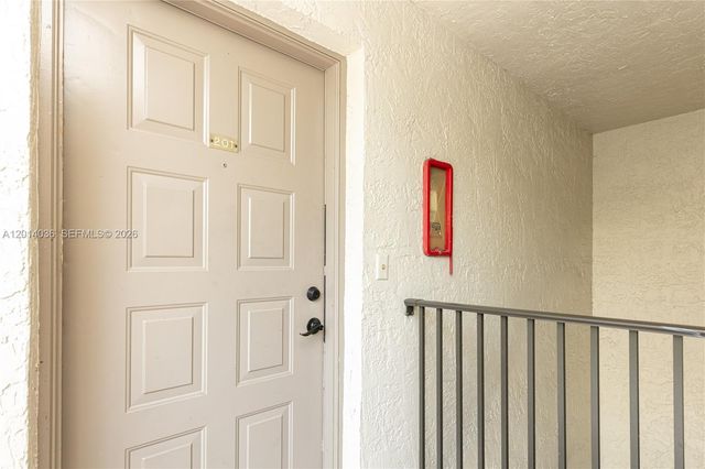 717 Gardens Dr 201, Pompano Beach, FL 33069