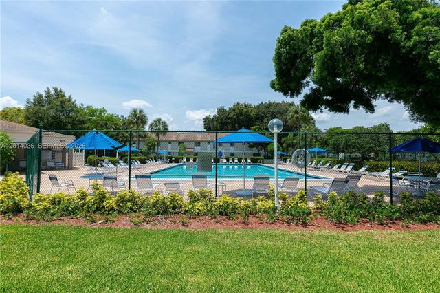 717 Gardens Dr 201, Pompano Beach, FL 33069