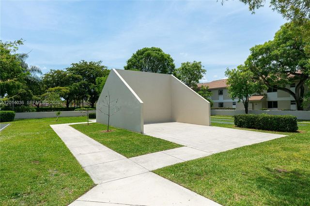 717 Gardens Dr 201, Pompano Beach, FL 33069