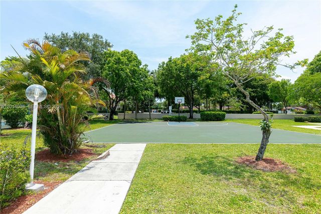 717 Gardens Dr 201, Pompano Beach, FL 33069
