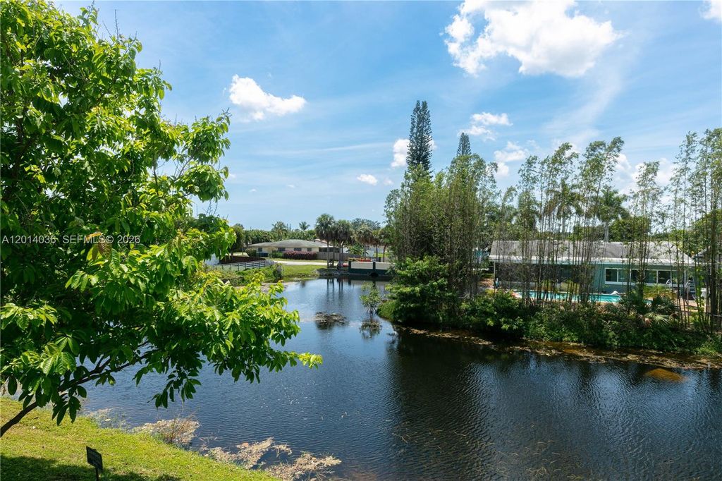 717 Gardens Dr 201, Pompano Beach, FL 33069