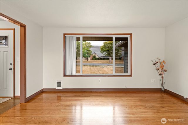 185 SW 3rd Street, Oak Harbor, WA 98277