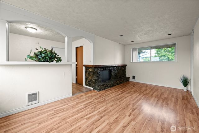 185 SW 3rd Street, Oak Harbor, WA 98277