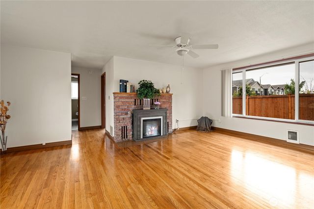 185 SW 3rd Street, Oak Harbor, WA 98277