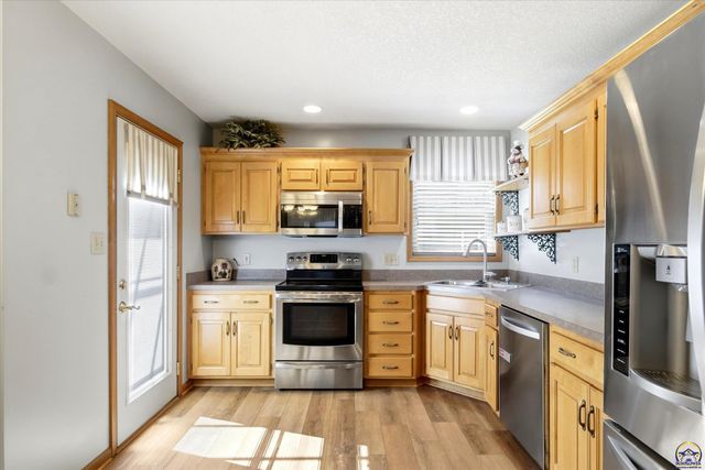 4324 SW Stone AVE, Topeka, KS 66610