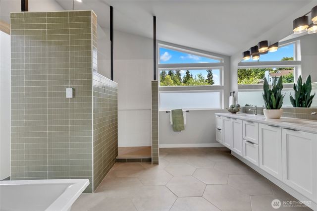 10052 NE 196th Place, Bothell, WA 98011