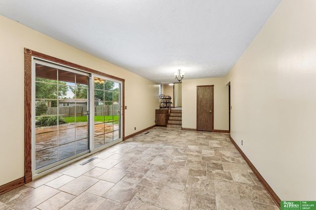 16065 Oak Street, Omaha, NE 68130