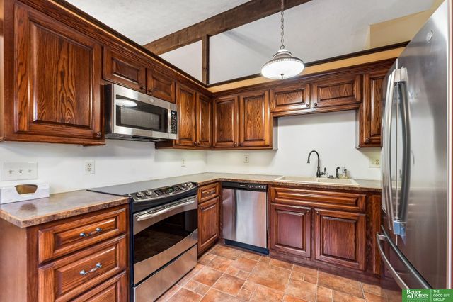 16065 Oak Street, Omaha, NE 68130