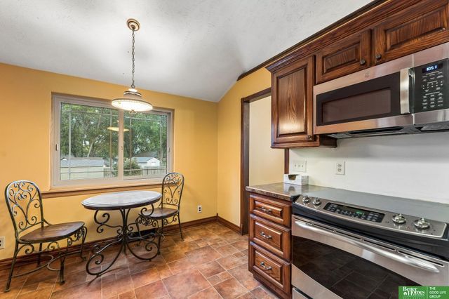 16065 Oak Street, Omaha, NE 68130