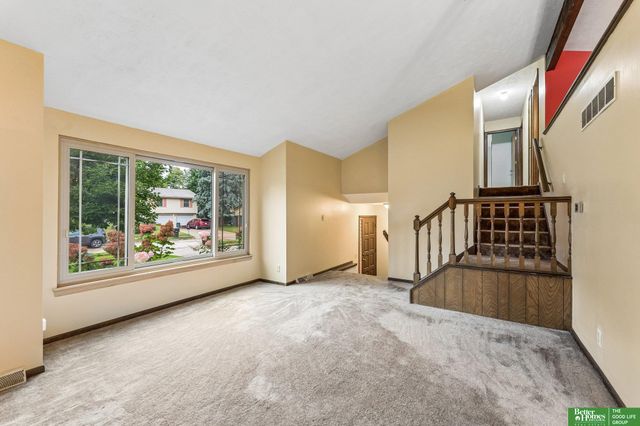 16065 Oak Street, Omaha, NE 68130