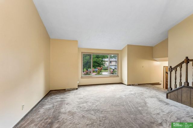 16065 Oak Street, Omaha, NE 68130