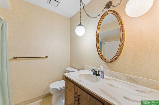 16065 Oak Street, Omaha, NE 68130