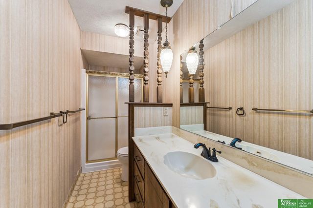 16065 Oak Street, Omaha, NE 68130