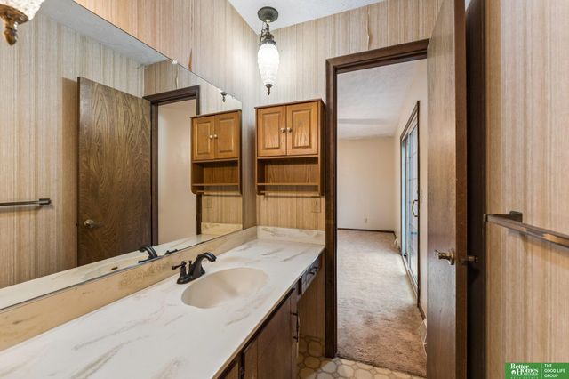 16065 Oak Street, Omaha, NE 68130