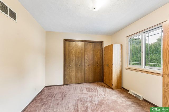 16065 Oak Street, Omaha, NE 68130