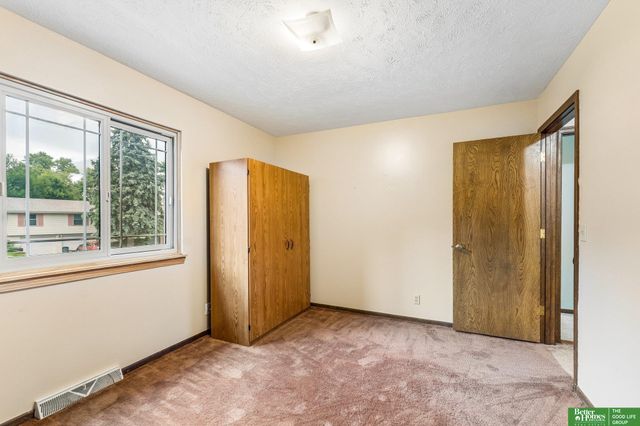 16065 Oak Street, Omaha, NE 68130