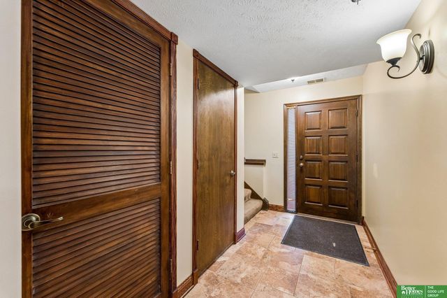 16065 Oak Street, Omaha, NE 68130