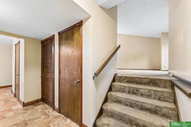 16065 Oak Street, Omaha, NE 68130
