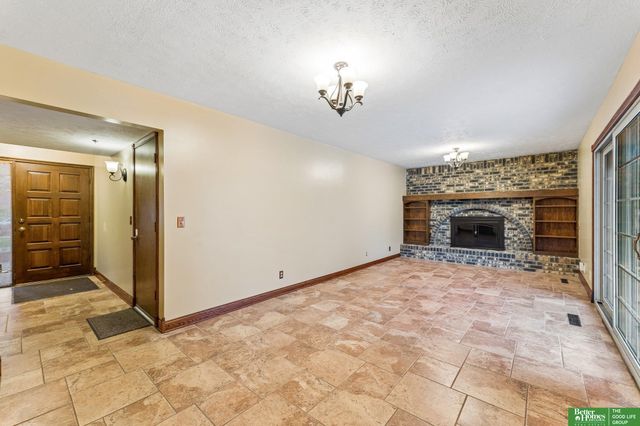 16065 Oak Street, Omaha, NE 68130