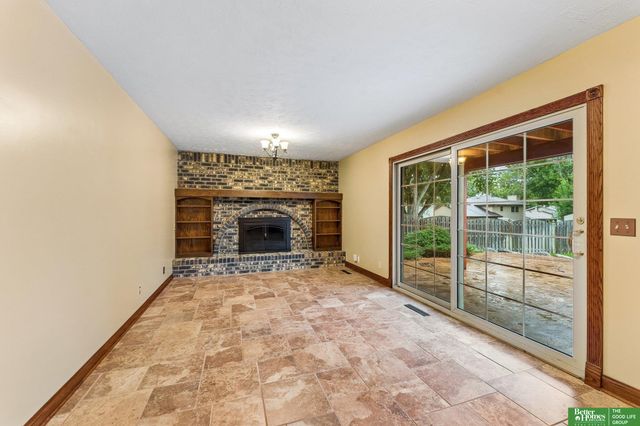 16065 Oak Street, Omaha, NE 68130