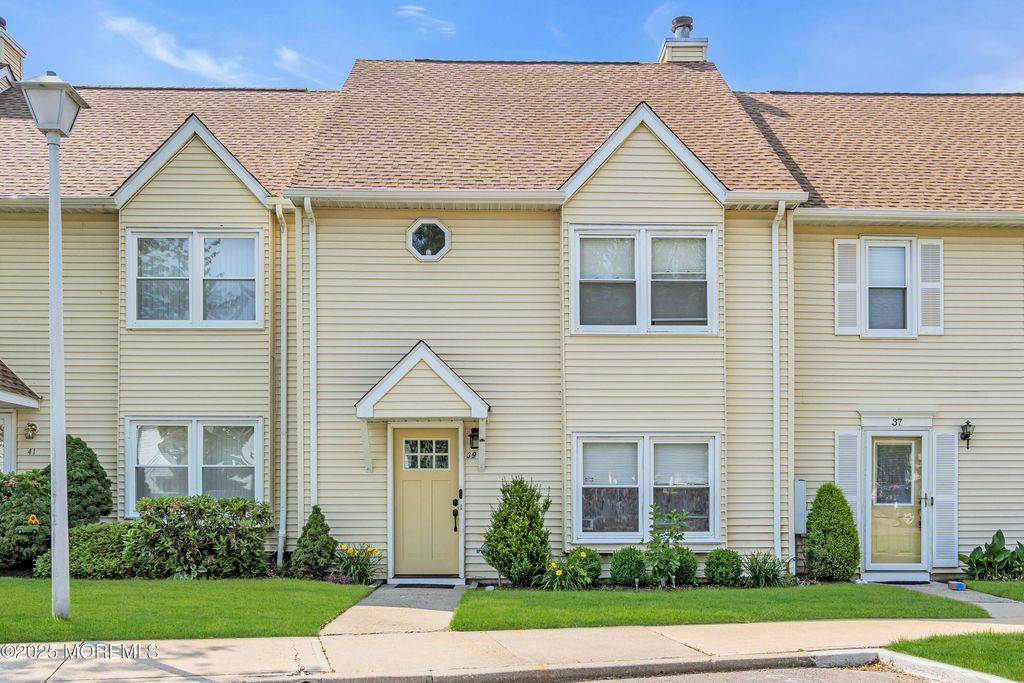39 Colonial Court, Jackson, NJ 08527