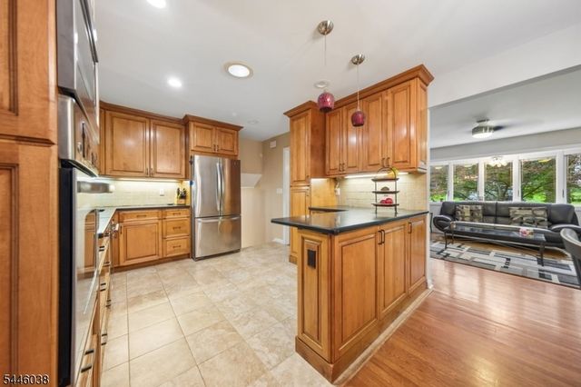 17 Billingsley Dr, Livingston Twp., NJ 07039
