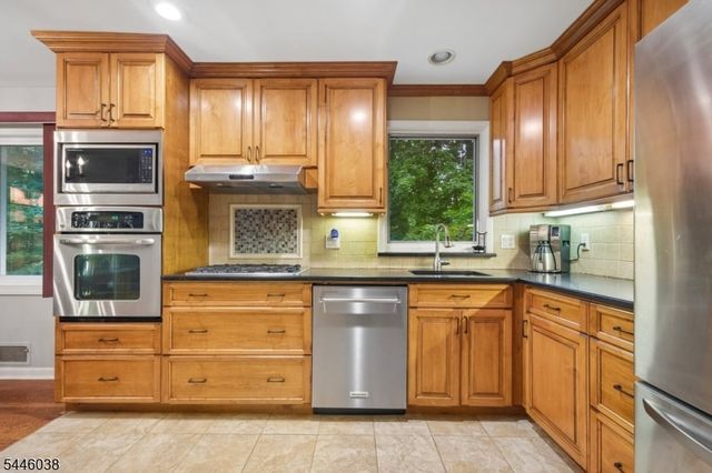 17 Billingsley Dr, Livingston Twp., NJ 07039