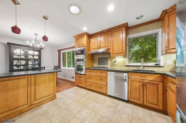 17 Billingsley Dr, Livingston Twp., NJ 07039