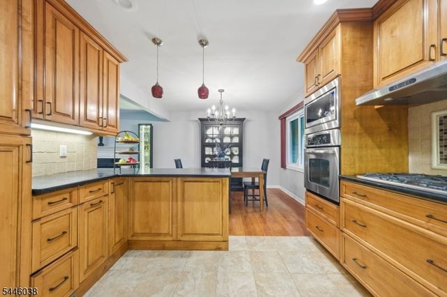 17 Billingsley Dr, Livingston Twp., NJ 07039