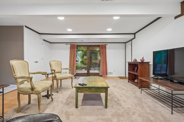 17 Billingsley Dr, Livingston Twp., NJ 07039