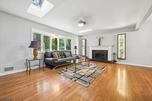 17 Billingsley Dr, Livingston Twp., NJ 07039