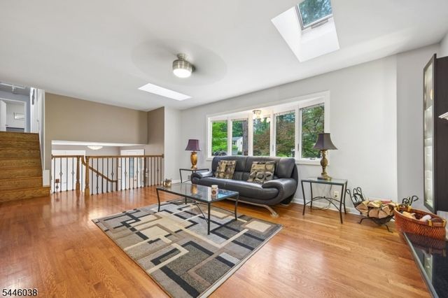 17 Billingsley Dr, Livingston Twp., NJ 07039