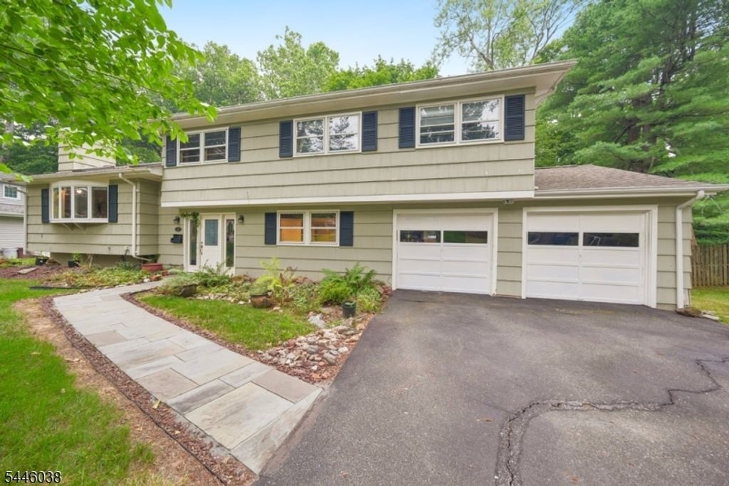 17 Billingsley Dr, Livingston Twp., NJ 07039