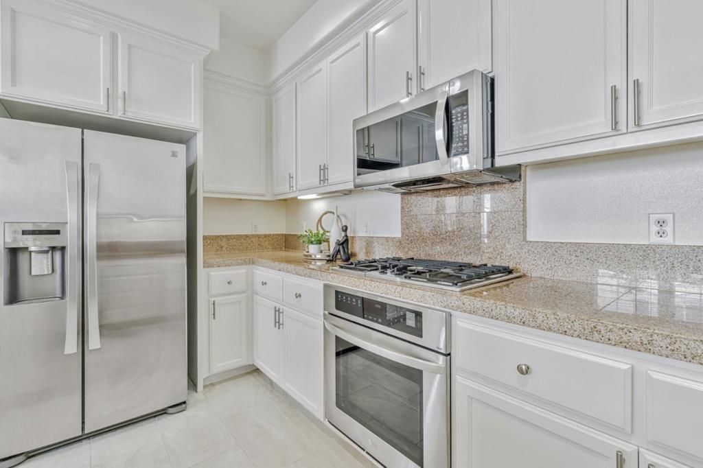 Image 10 of property listing at 100 Live Oak Way 104, Belmont, CA 94002