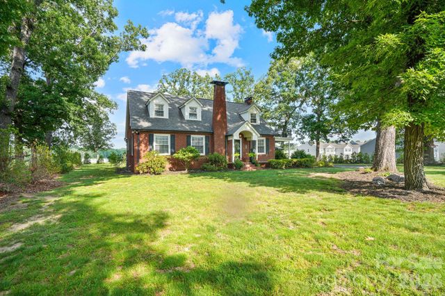 1520 5th Street NE, Hickory, NC 28601