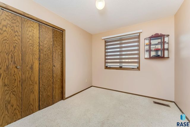 5913 W 27Th St Street, Sioux Falls, SD 57106