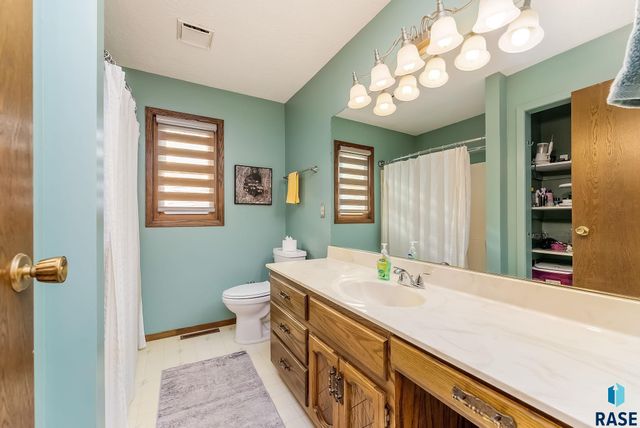 5913 W 27Th St Street, Sioux Falls, SD 57106