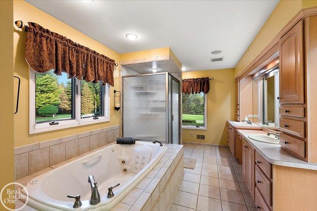 8849 Heatherwood Court, Washington Twp, MI 48095