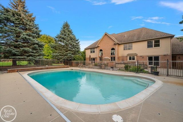 8849 Heatherwood Court, Washington Twp, MI 48095