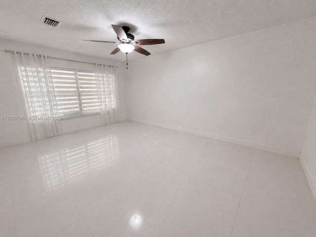 18801 Oakland Hills Dr, Hialeah, FL 33015