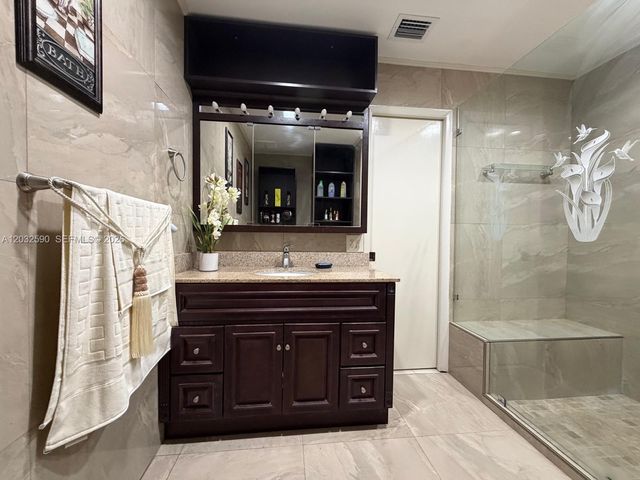 18801 Oakland Hills Dr, Hialeah, FL 33015