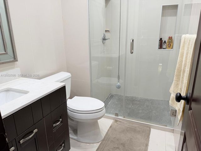 18801 Oakland Hills Dr, Hialeah, FL 33015