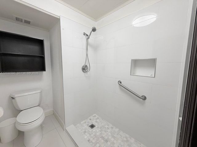 18801 Oakland Hills Dr, Hialeah, FL 33015