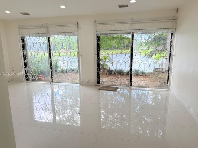 18801 Oakland Hills Dr, Hialeah, FL 33015