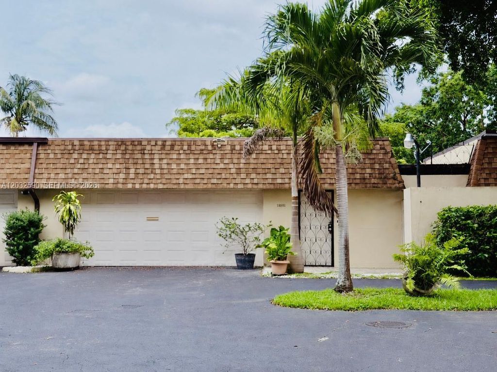 18801 Oakland Hills Dr, Hialeah, FL 33015