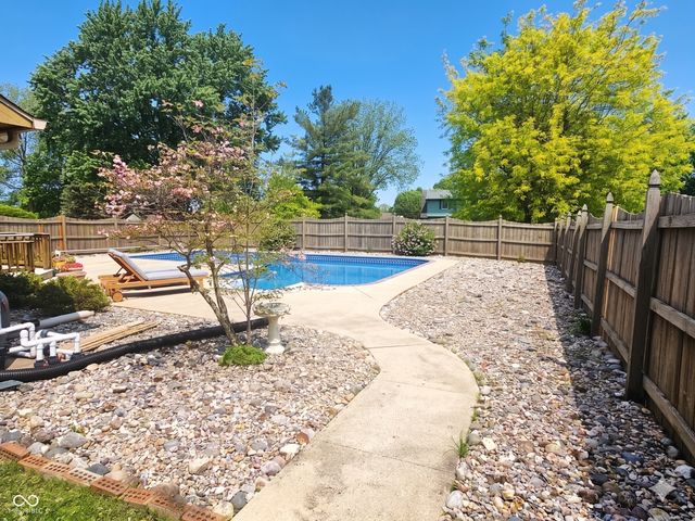 10304 Fallen Oak Drive, Indianapolis, IN 46239