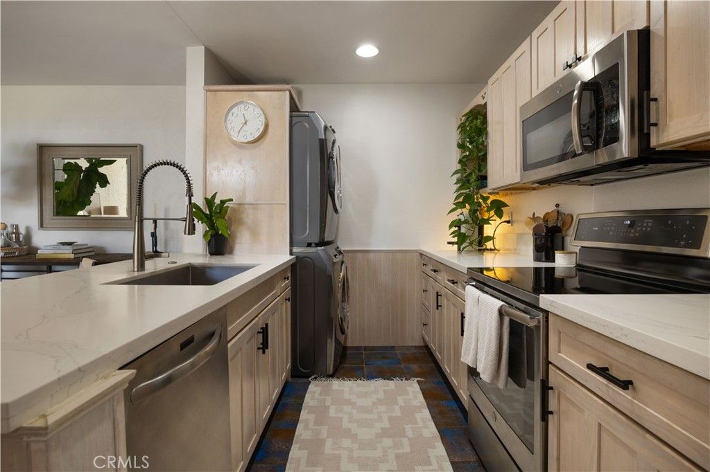 Image 4 of property listing at 4900 Overland 326, Culver City, CA 90230